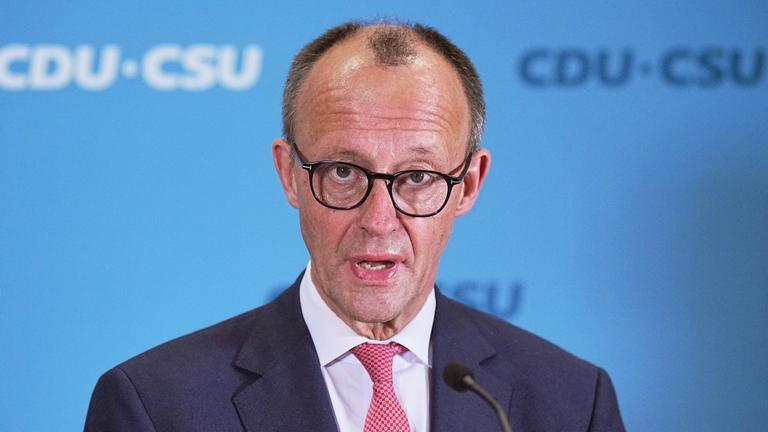 Friedrich Merz, CDU-Bundesvorsitzender und CDU/CSU-Fraktionsvorsitzender im Bundestag, gibt nach der Abstimmung über das "Zustrombegrenzungsgesetz" der Union zur Eindämmung der Migration im Bundestag ein Statement. 