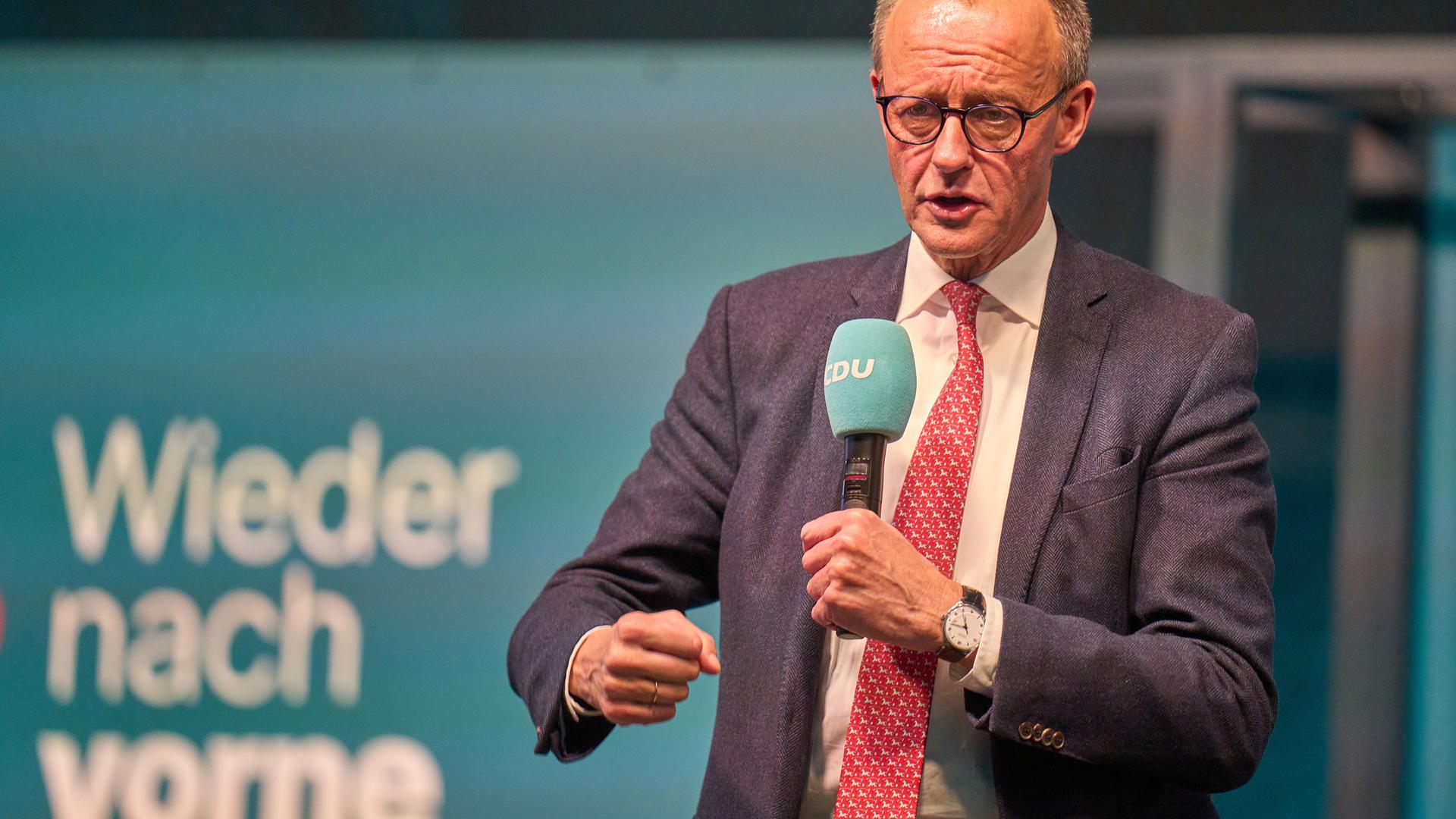 Rheinland-Pfalz, Stromberg: Friedrich Merz (CDU), Kanzlerkandidat der Union, spricht bei einem Wahlkampfauftritt in Stromberg.