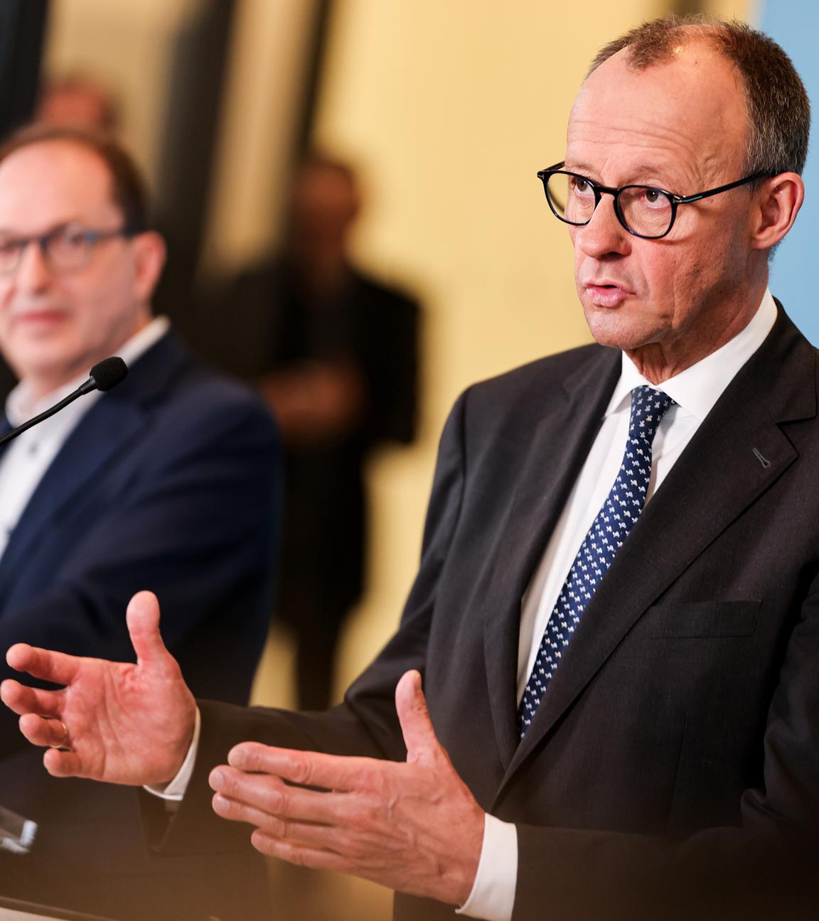Der Vorsitzende der Christlich Sozialen Union (CSU) im Deutschen Bundestag, Alexander Dobrindt (L), steht neben dem Vorsitzenden der Christlich Demokratischen Union (CDU) und Fraktionsvorsitzenden Friedrich Merz (R) während einer Presseerklärung nach einer Fraktionssitzung im Deutschen Bundestag in Berlin, Deutschland, 14. März 2025. 