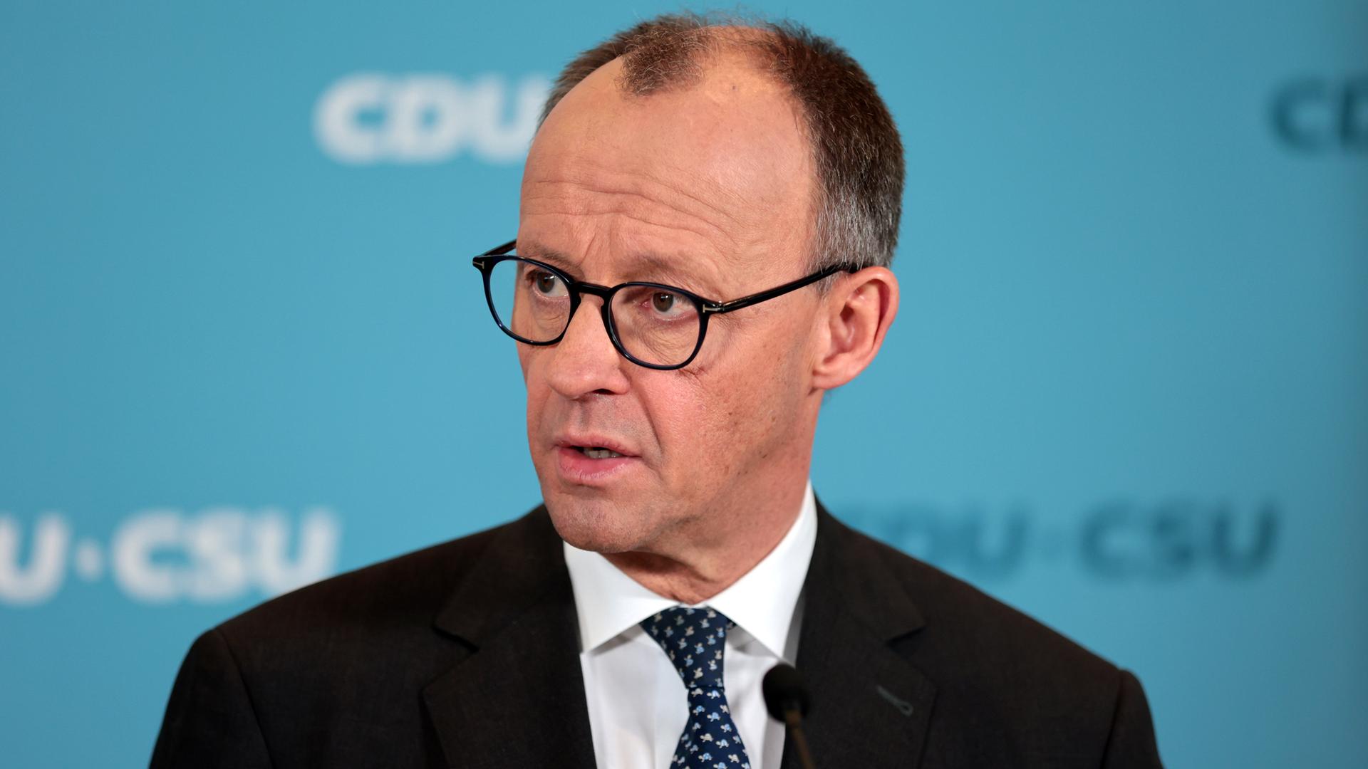 CDU-Chef Friedrich Merz spricht bei einer Pressekonferenz nach der Einigung mit den Grünen über das Finanzpaket.