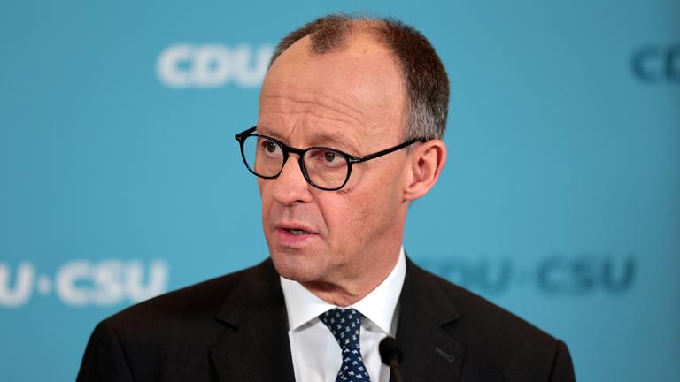 CDU-Chef Friedrich Merz spricht bei einer Pressekonferenz nach der Einigung mit den Grünen über das Finanzpaket.