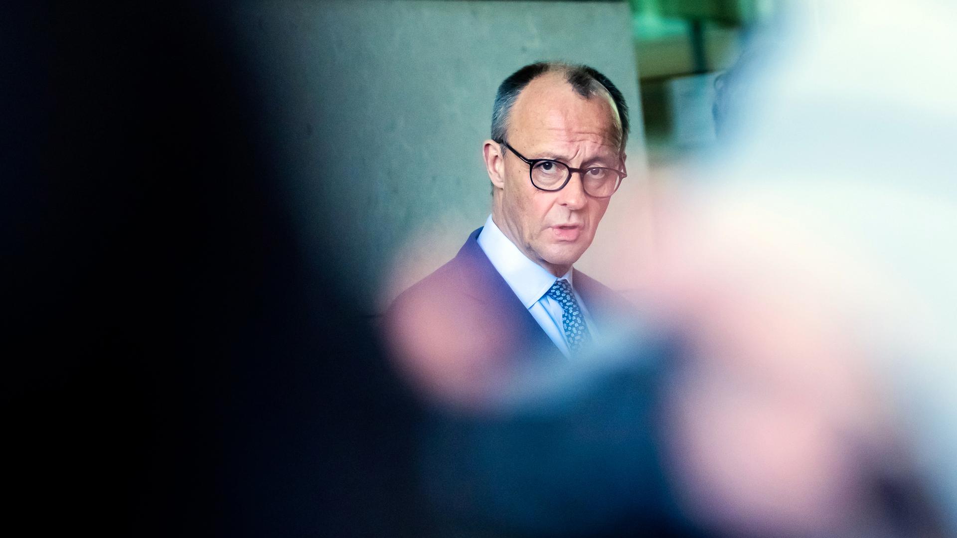 Friedrich Merz, Unions-Kanzlerkandidat und CDU-Bundesvorsitzender, gibt vor Beginn der Fortsetzung der Koalitionsverhandlungen von Union und SPD ein Statement.  