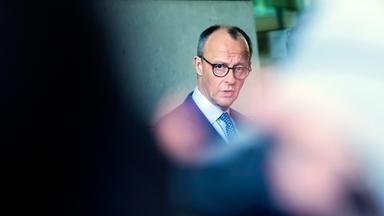 Friedrich Merz, Unions-Kanzlerkandidat und CDU-Bundesvorsitzender, gibt vor Beginn der Fortsetzung der Koalitionsverhandlungen von Union und SPD ein Statement.  