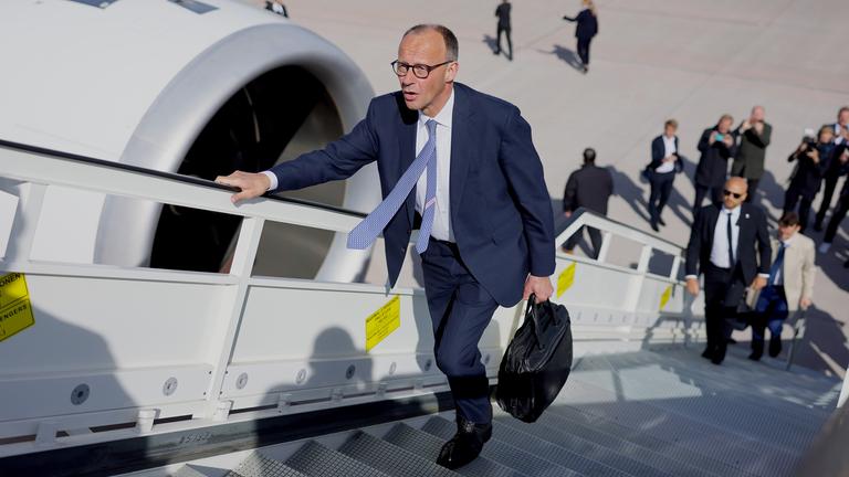 Bundeskanzler Friedrich Merz reist nach Paris, aufgenommen am 07.05.2025