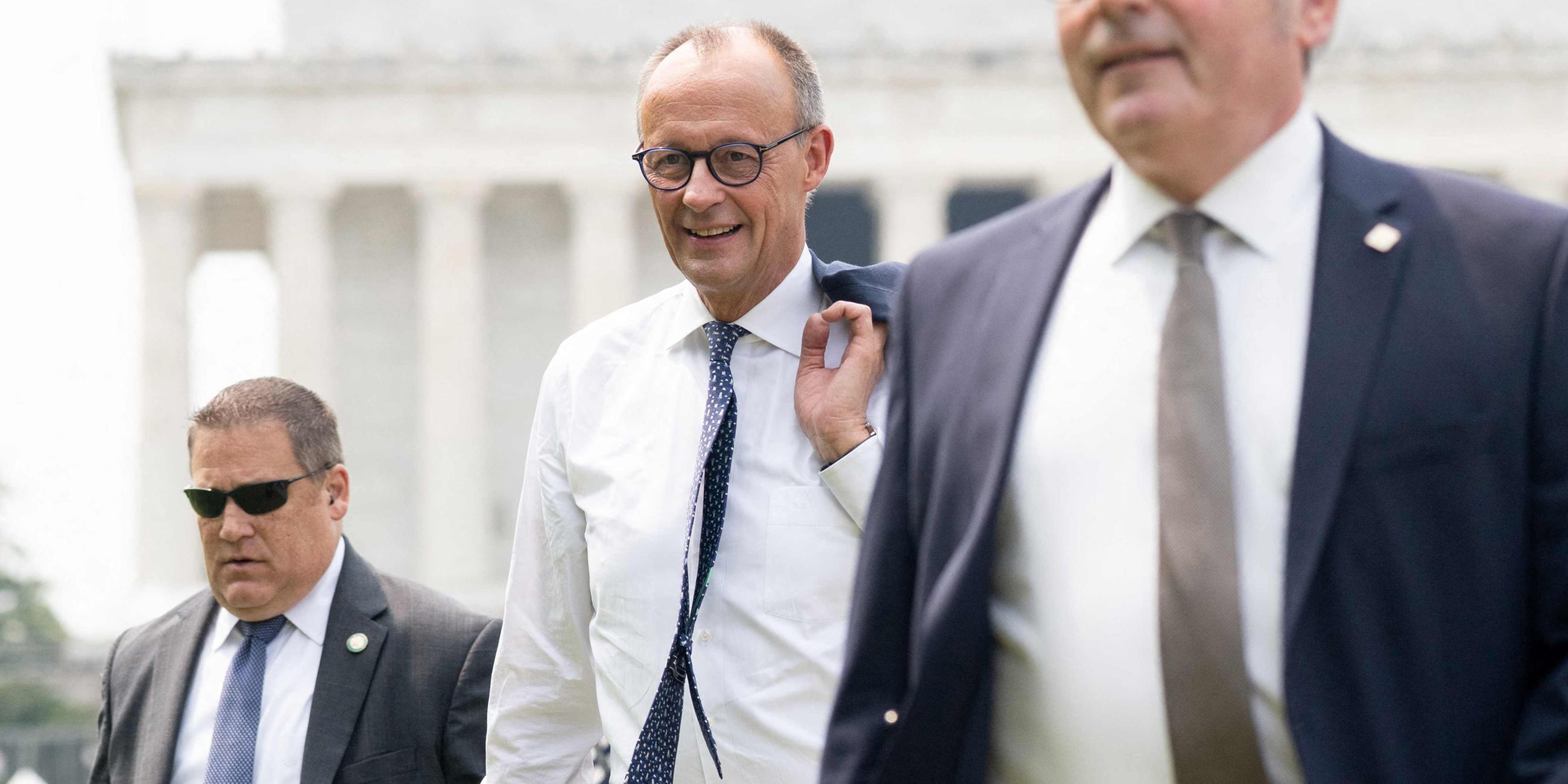Friedrich Merz trifft nach seinem Treffen mit US-Präsident Donald Trump im Weißen Haus in Washington, DC, am 05.06.2025 ein, um mit Reportern in der Nähe des Lincoln Memorials auf der US National Mall zu sprechen. 
