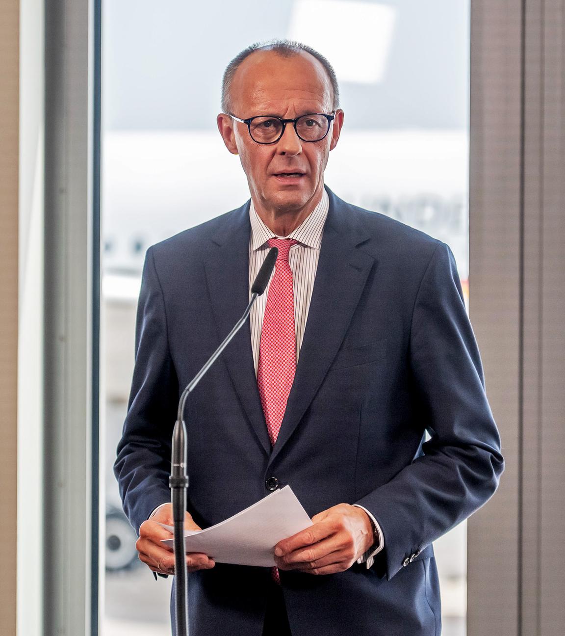 Bundeskanzler Friedrich Merz (CDU) spricht bei einem Pressestatement vor dem Abflug zum G7-Gipfel der Staats- und Regierungschefs in Kanada am 15.06.025