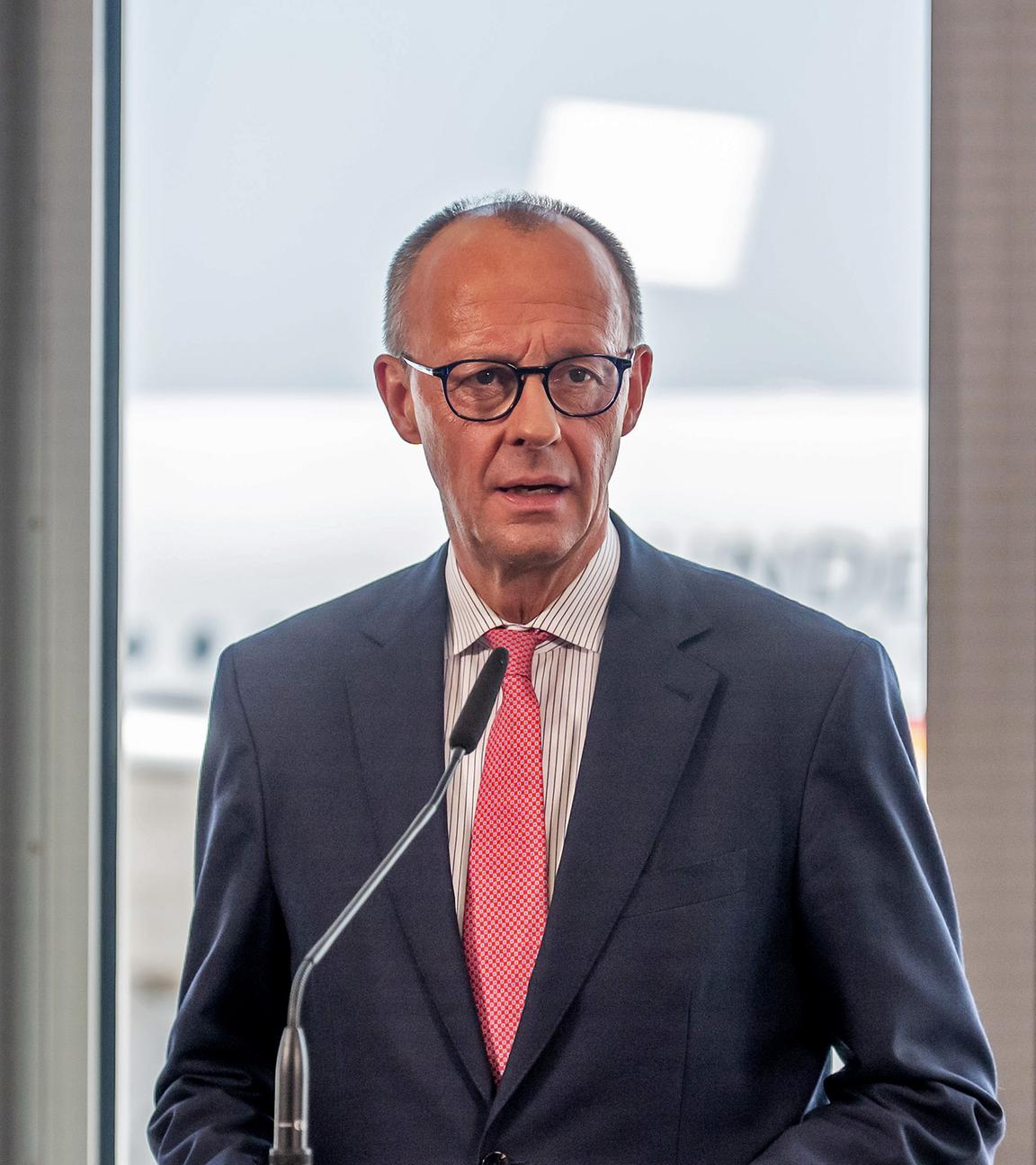 Bundeskanzler Friedrich Merz (CDU) spricht bei einem Pressestatement vor dem Abflug zum G7-Gipfel der Staats- und Regierungschefs in Kanada am 15.06.025