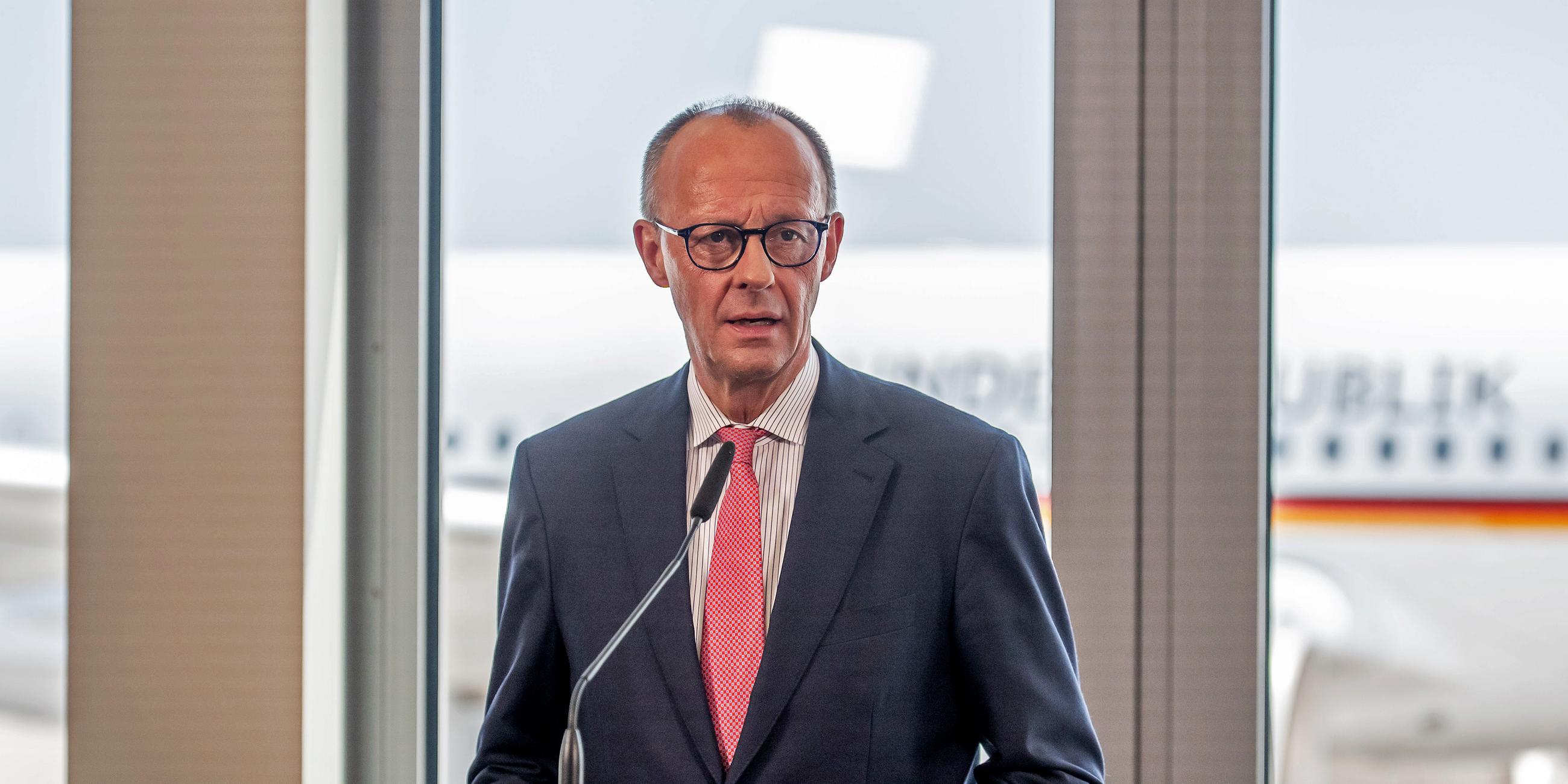 Bundeskanzler Friedrich Merz (CDU) spricht bei einem Pressestatement vor dem Abflug zum G7-Gipfel der Staats- und Regierungschefs in Kanada am 15.06.025