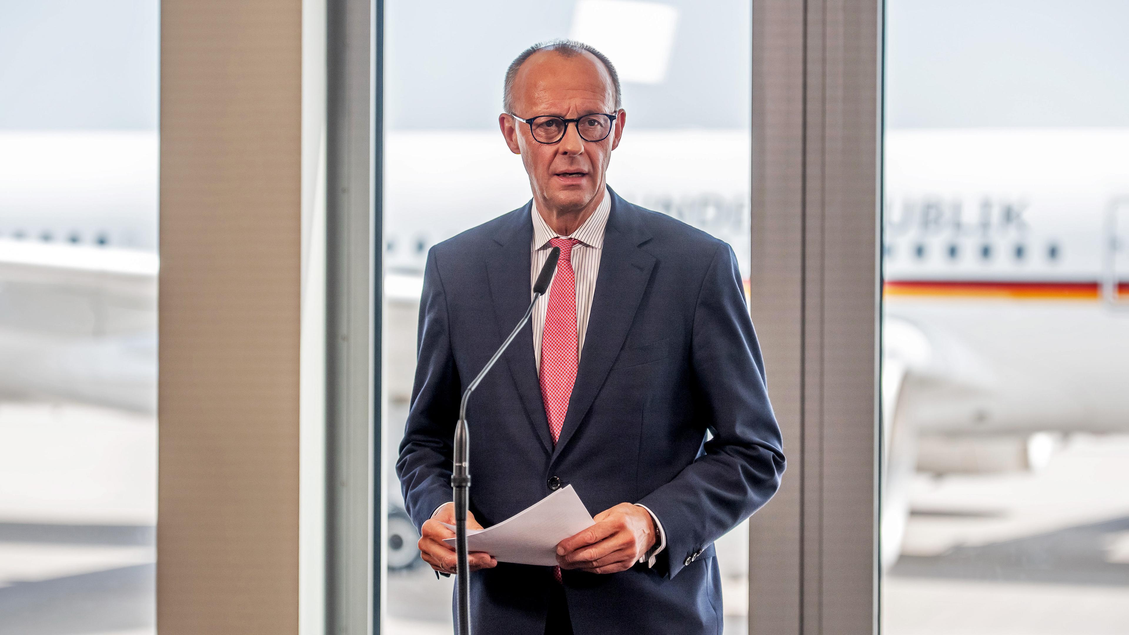 Bundeskanzler Friedrich Merz (CDU) spricht bei einem Pressestatement vor dem Abflug zum G7-Gipfel der Staats- und Regierungschefs in Kanada am 15.06.025