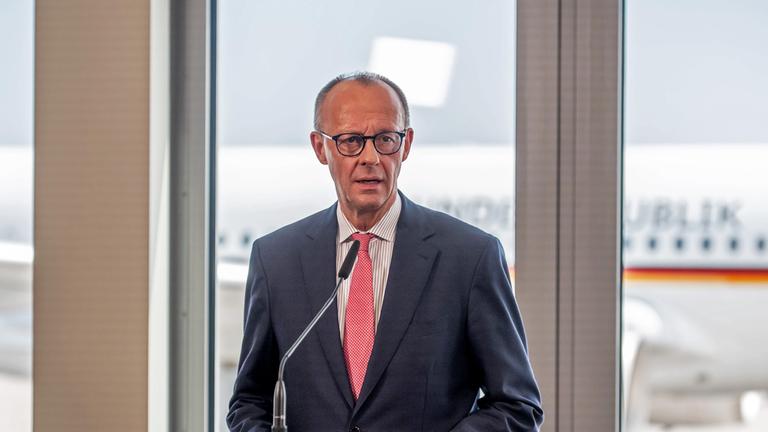 Bundeskanzler Friedrich Merz (CDU) spricht bei einem Pressestatement vor dem Abflug zum G7-Gipfel der Staats- und Regierungschefs in Kanada am 15.06.025