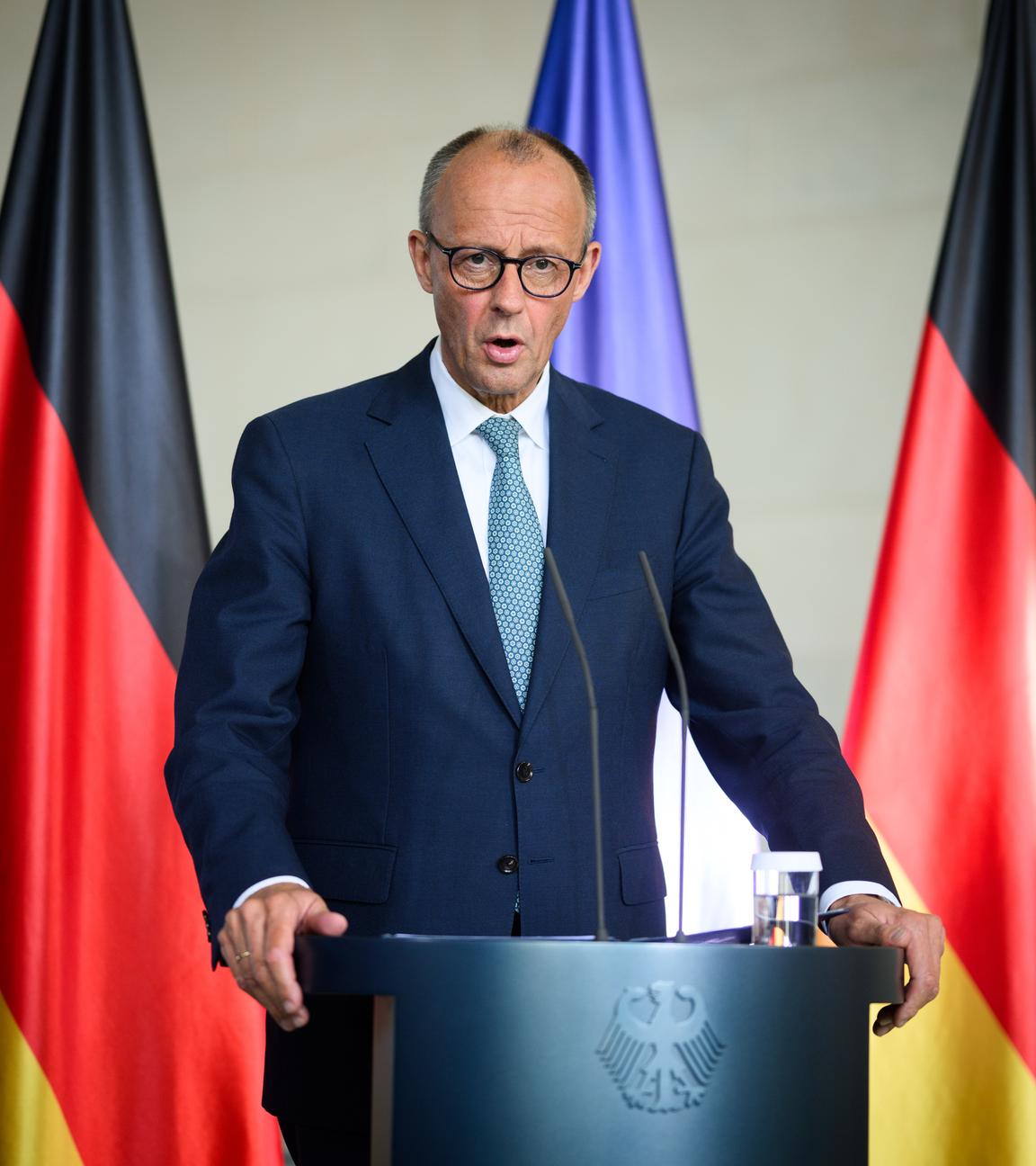 Bundeskanzler Friedrich Merz (CDU) kommt zu einer Pressekonferenz nach der Sitzung des Sicherheitskabinetts zu den Konflikten im Nahen Osten im Bundeskanzleramt.