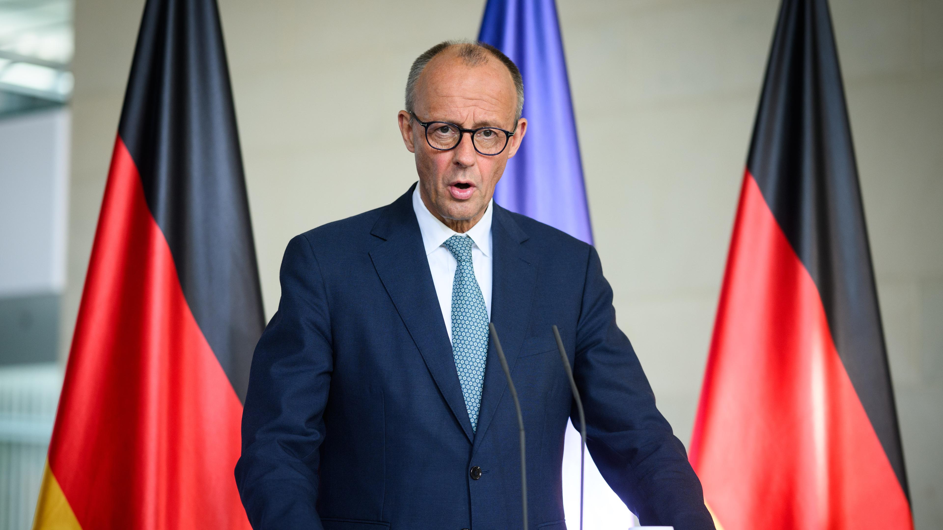 Bundeskanzler Friedrich Merz (CDU) kommt zu einer Pressekonferenz nach der Sitzung des Sicherheitskabinetts zu den Konflikten im Nahen Osten im Bundeskanzleramt.