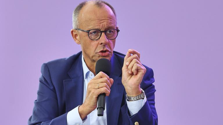 Bundeskanzler Friedrich Merz spricht in ein Mikrofon (Archivbild)
