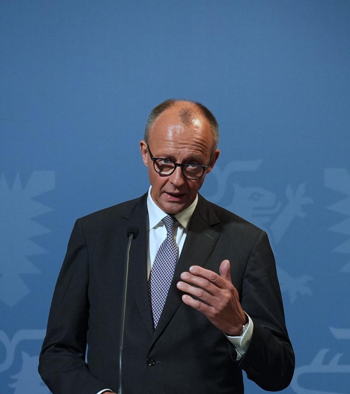 Bundeskanzler Friedrich Merz (l, CDU) und Daniel Günther (CDU), Ministerpräsident von Schleswig-Holstein, stehen während einer Pressekonferenz im Schifffahrtsmuseum Nordfriesland.