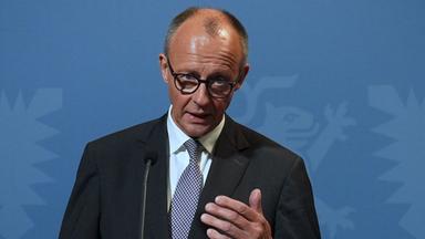 Bundeskanzler Friedrich Merz (l, CDU) und Daniel Günther (CDU), Ministerpräsident von Schleswig-Holstein, stehen während einer Pressekonferenz im Schifffahrtsmuseum Nordfriesland.