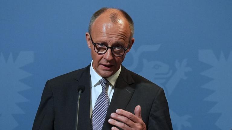 Bundeskanzler Friedrich Merz (l, CDU) und Daniel Günther (CDU), Ministerpräsident von Schleswig-Holstein, stehen während einer Pressekonferenz im Schifffahrtsmuseum Nordfriesland.