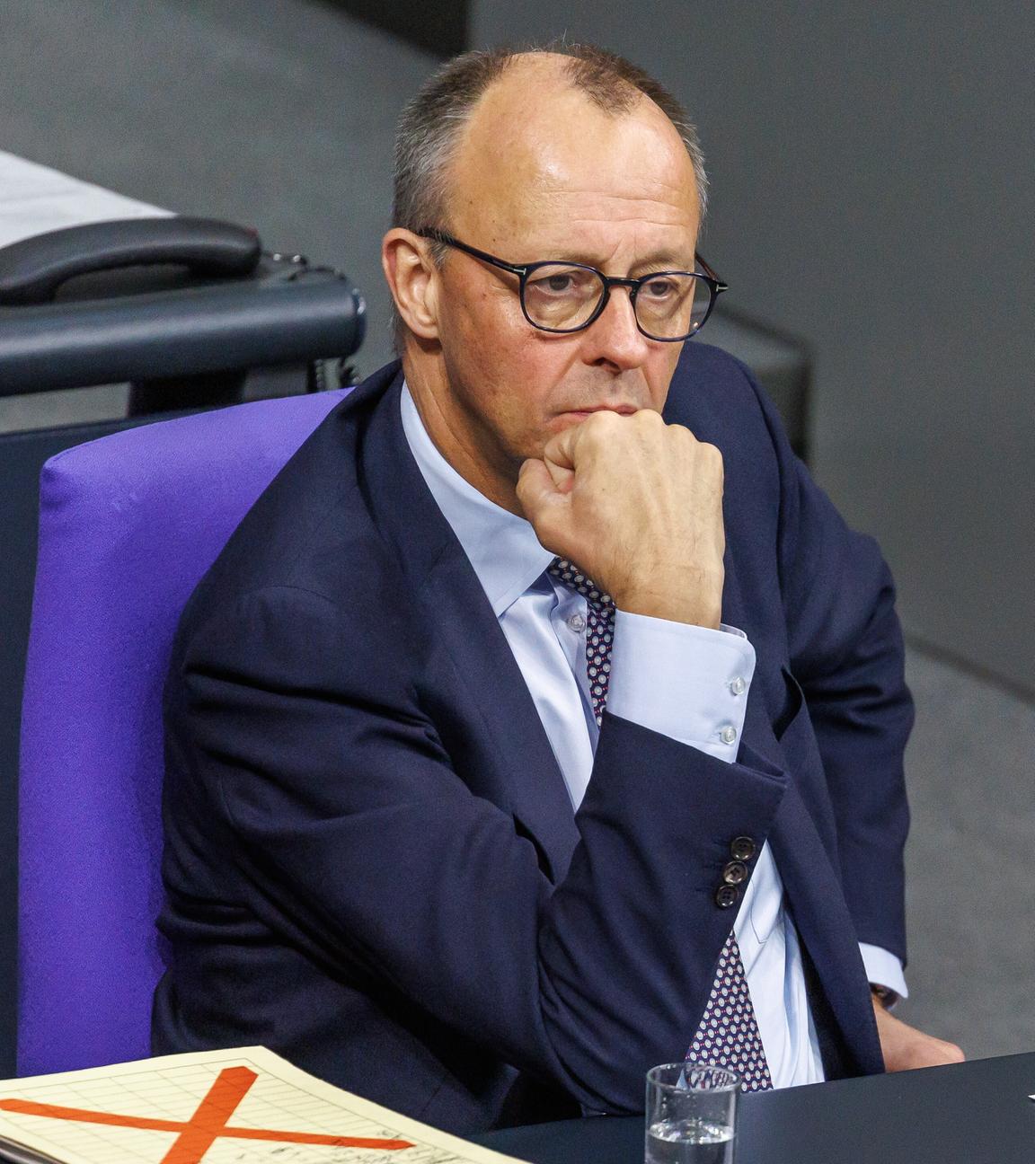 Bundeskanzler Friedrich Merz (CDU) bei der Plenarsitzung zum Thema Rentenpaket im Deutschen Bundestag am 5.12.25 in Berlin.