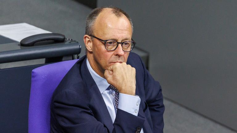 Bundeskanzler Friedrich Merz (CDU) bei der Plenarsitzung zum Thema Rentenpaket im Deutschen Bundestag am 5.12.25 in Berlin.
