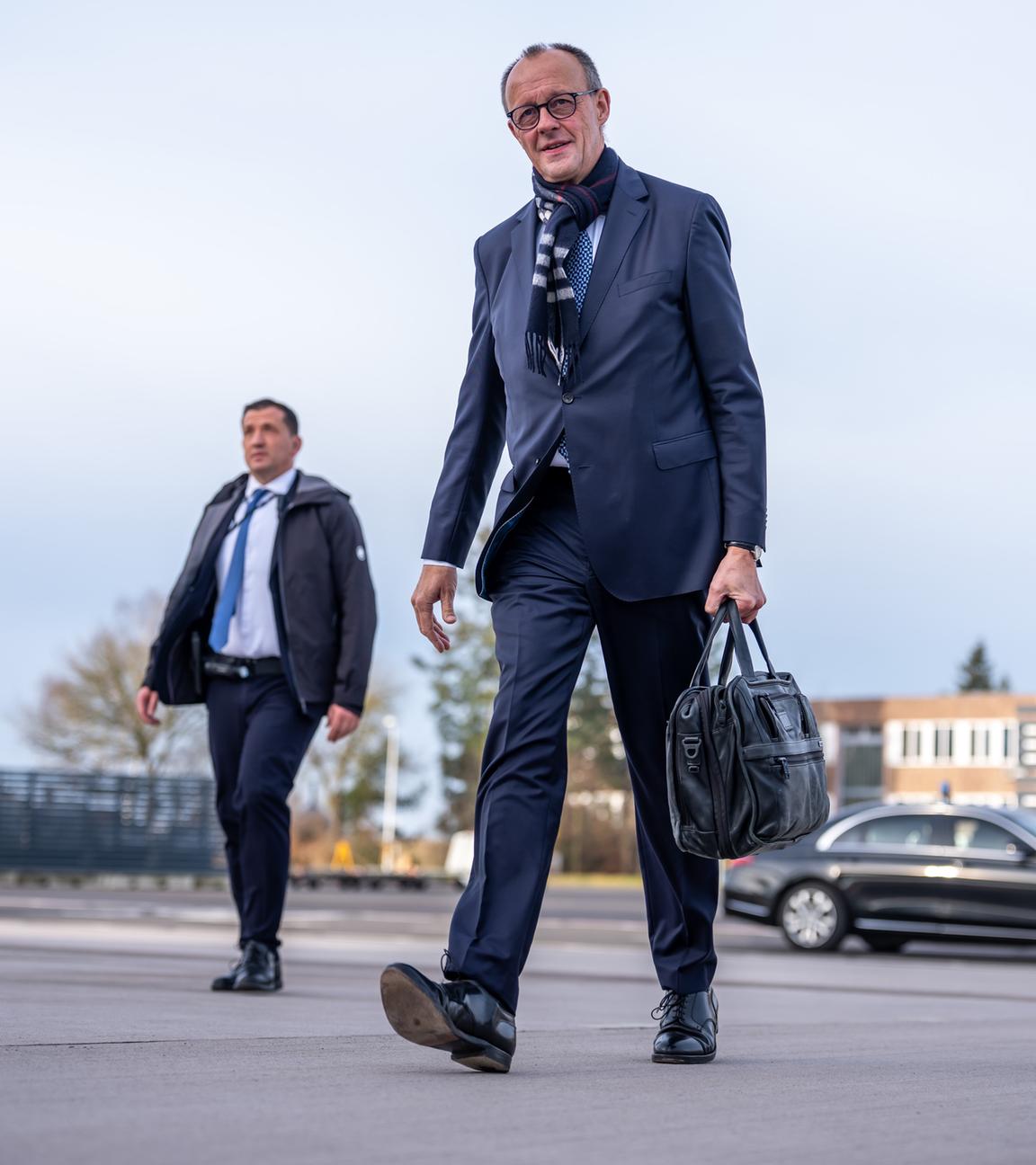 06.12.2025, Brandenburg, Schönefeld: Bundeskanzler Friedrich Merz (CDU) kommt am Flughafen BER an, um zu seinen Antrittsbesuchen nach Jordanien und Israel zu fliegen.