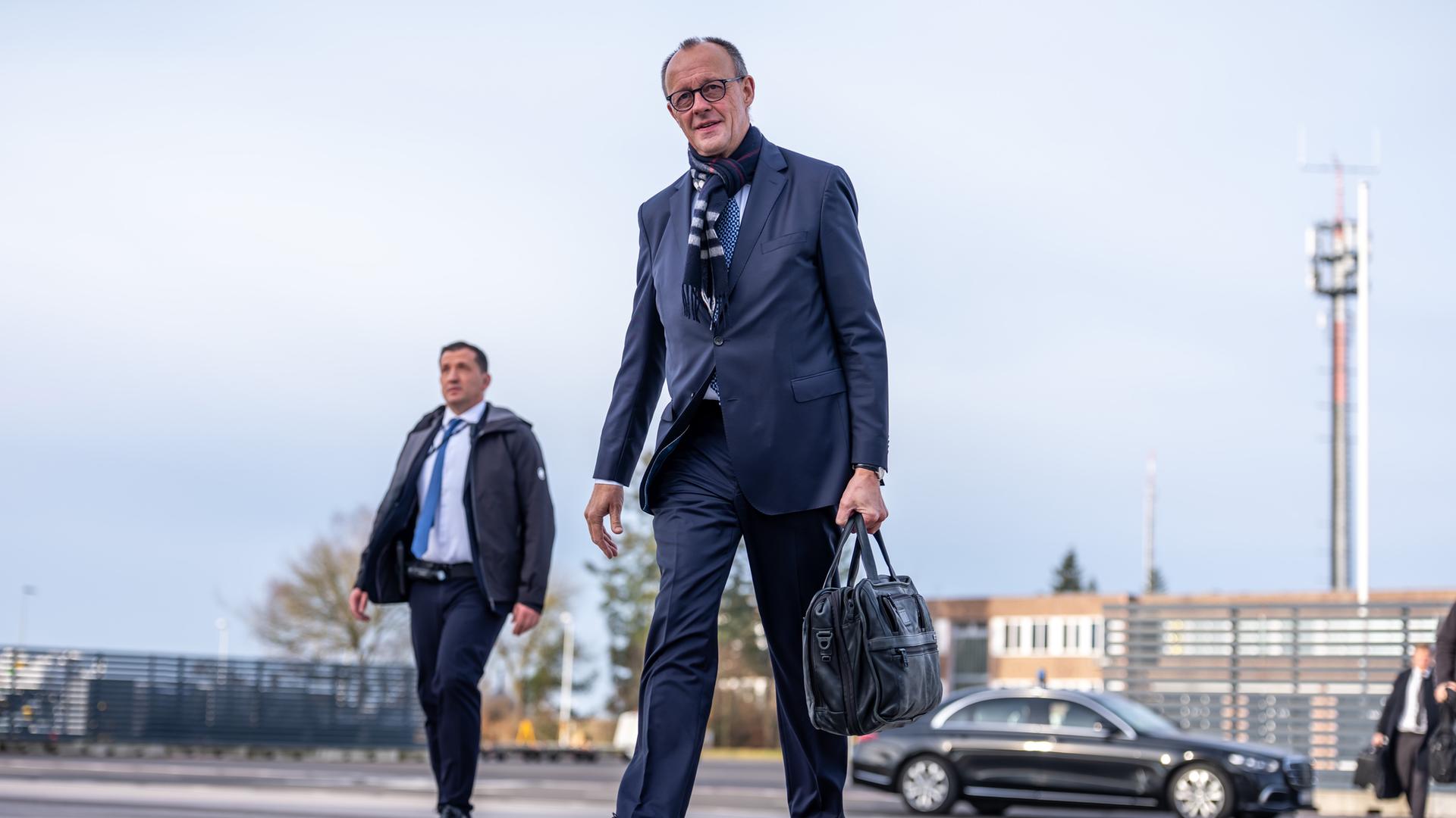 06.12.2025, Brandenburg, Schönefeld: Bundeskanzler Friedrich Merz (CDU) kommt am Flughafen BER an, um zu seinen Antrittsbesuchen nach Jordanien und Israel zu fliegen.