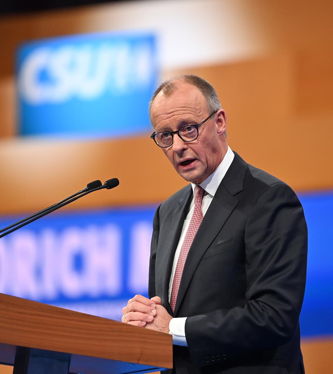 Friedrich Merz (CDU) am Rednerpult am 13.12.2025 bei dem CSU-Parteitag in München.