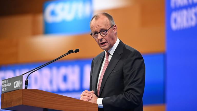 Friedrich Merz (CDU) am Rednerpult am 13.12.2025 bei dem CSU-Parteitag in München.