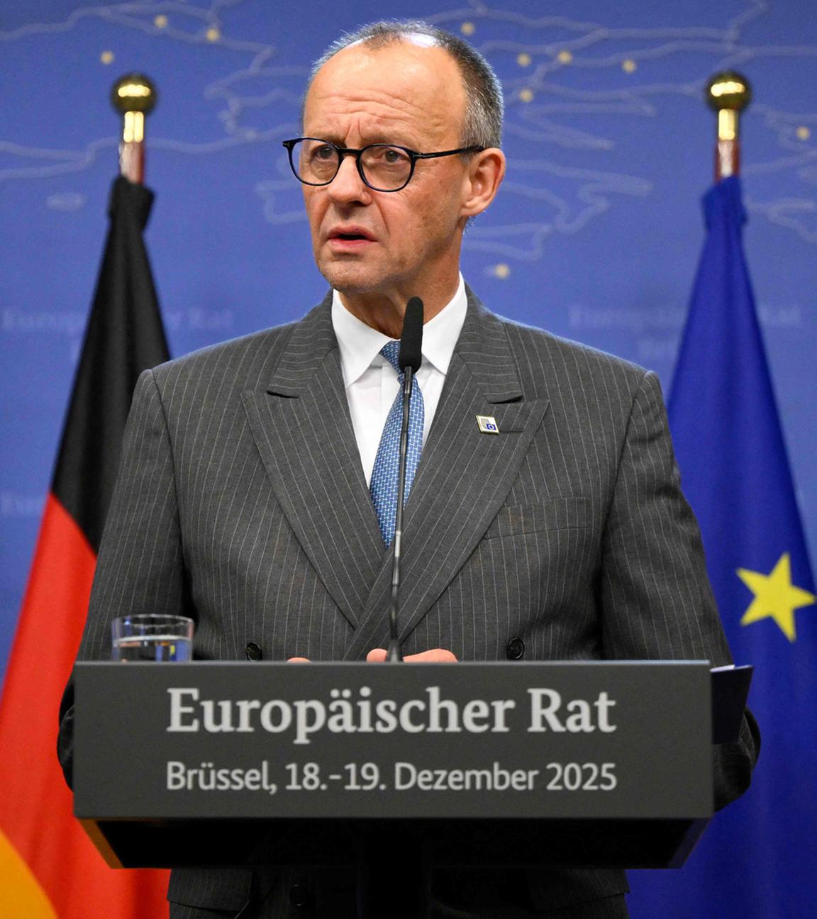 Der deutsche Bundeskanzler Friedrich Merz spricht auf einer Pressekonferenz nach der Tagung des Europäischen Rates in Brüssel, Belgien, am 19.12.2025.