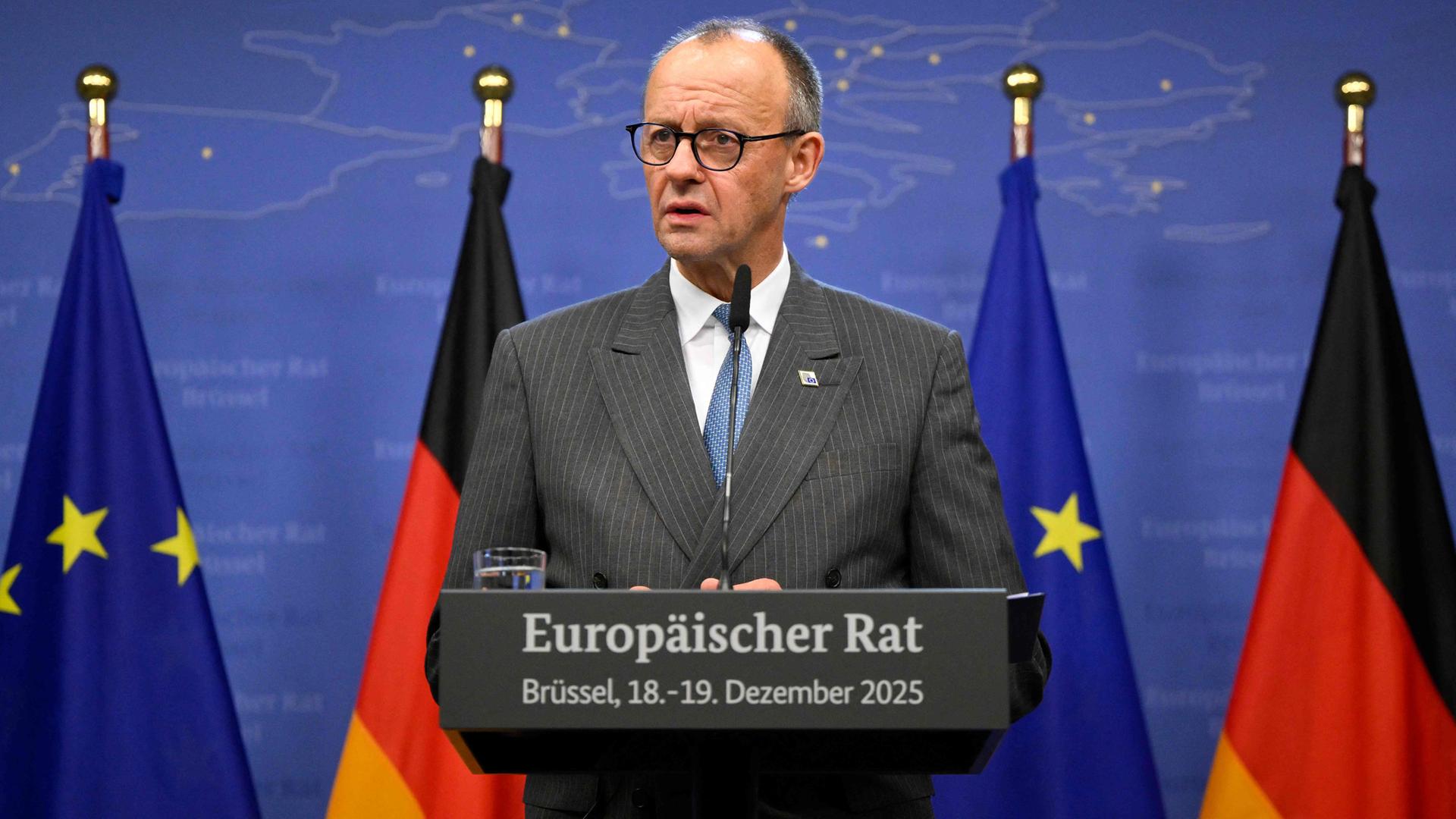 Der deutsche Bundeskanzler Friedrich Merz spricht auf einer Pressekonferenz nach der Tagung des Europäischen Rates in Brüssel, Belgien, am 19.12.2025.