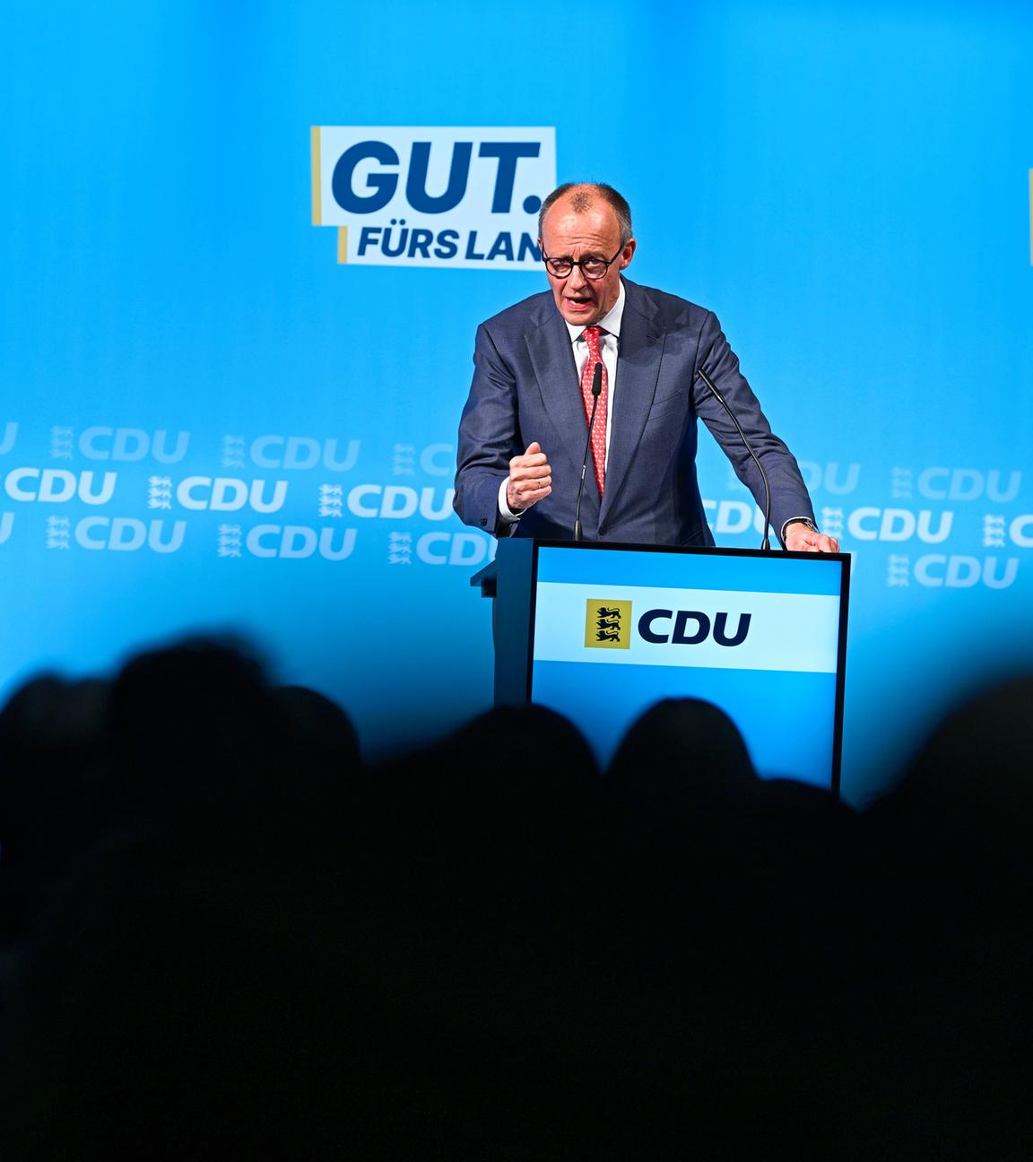 Bundeskanzler Friedrich Merz (CDU) am Rednerpult während einer Wahlkampfveranstaltung am 16.01.2026 in Heddesheim, Baden-Württemberg. 
