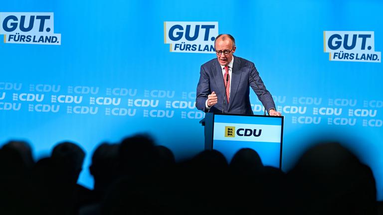 Bundeskanzler Friedrich Merz (CDU) am Rednerpult während einer Wahlkampfveranstaltung am 16.01.2026 in Heddesheim, Baden-Württemberg. 