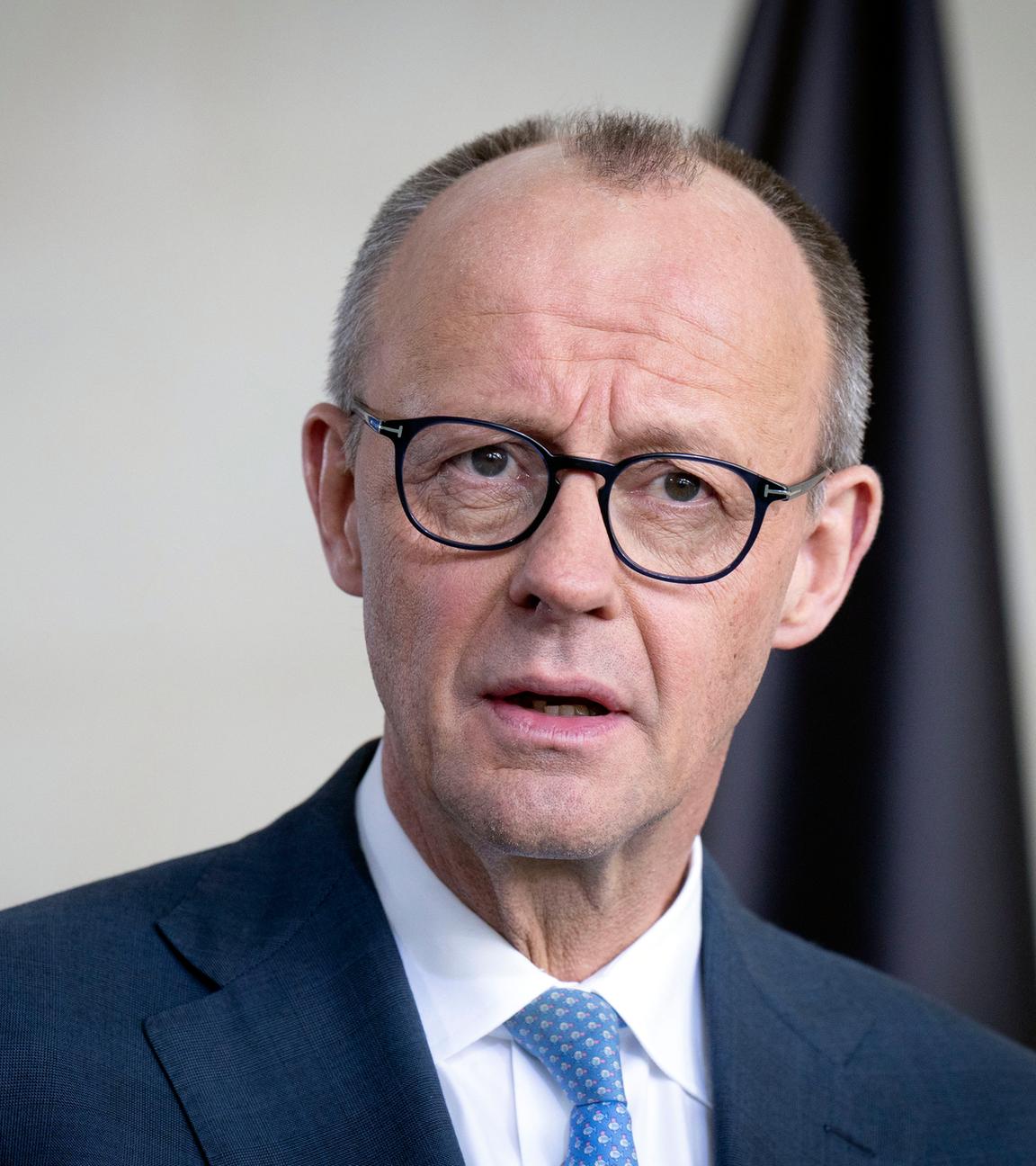 Friedrich Merz spricht bei der Übergabe vom Jahresgutachten 2026 der Expertenkommission Forschung und Innovation an den Bundeskanzler im Bundeskanzleramt. 