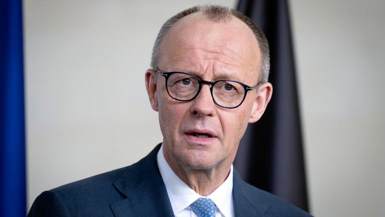 Friedrich Merz spricht bei der Übergabe vom Jahresgutachten 2026 der Expertenkommission Forschung und Innovation an den Bundeskanzler im Bundeskanzleramt. 