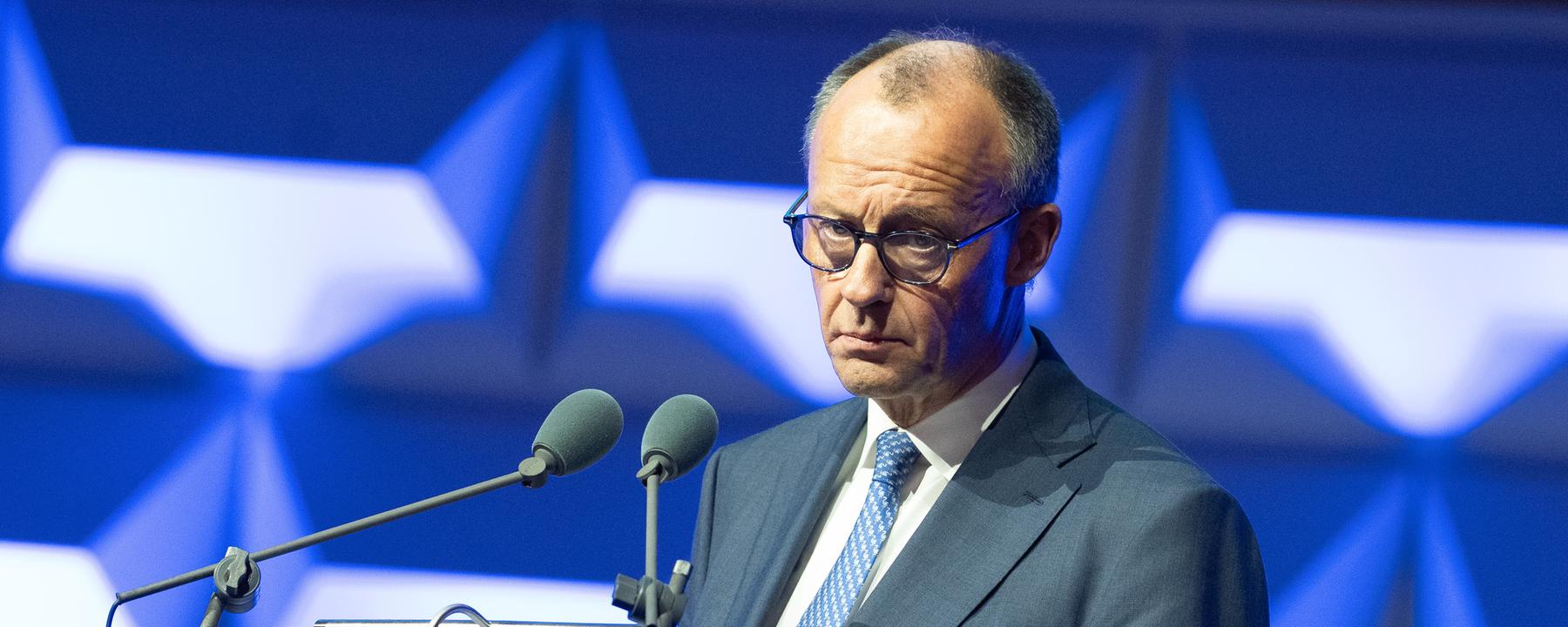 Bundeskanzler Friedrich Merz im Portrait bei seiner Rede beim Festakt zum 75-jaehrigen Bestehen des Bundeskriminalamtes (BKA), Wiesbaden