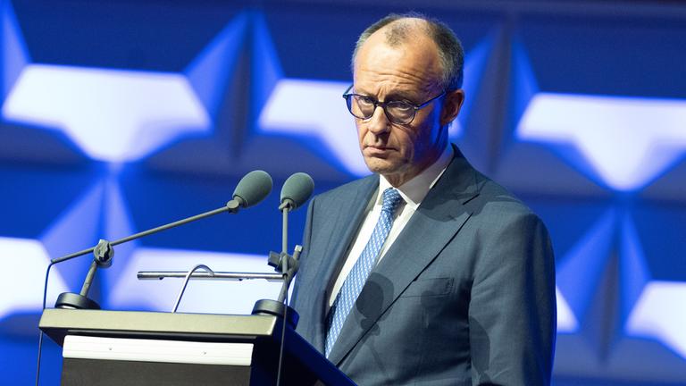 Bundeskanzler Friedrich Merz im Portrait bei seiner Rede beim Festakt zum 75-jaehrigen Bestehen des Bundeskriminalamtes (BKA), Wiesbaden