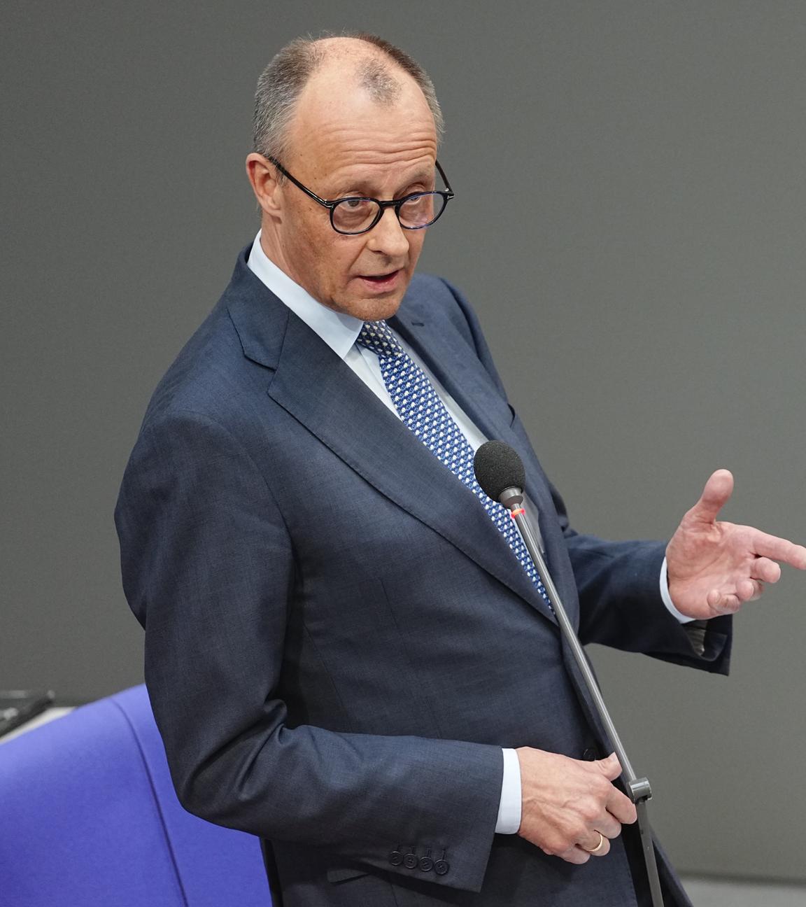  Bundeskanzler Friedrich Merz (CDU) spricht bei der Regierungsbefragung im Plenum des Bundestags.
