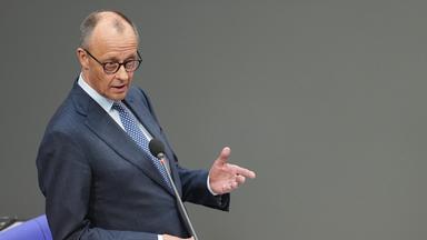  Bundeskanzler Friedrich Merz (CDU) spricht bei der Regierungsbefragung im Plenum des Bundestags.