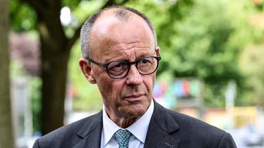 Bundeskanzler Friedrich Merz gibt am 4. Mai 2026 im Vorfeld der Sitzung des CDU-Vorstands in der Chabad-Synagoge in Berlin eine Presseerklärung ab.