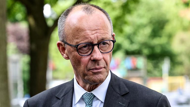 Bundeskanzler Friedrich Merz gibt am 4. Mai 2026 im Vorfeld der Sitzung des CDU-Vorstands in der Chabad-Synagoge in Berlin eine Presseerklärung ab.