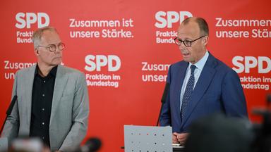 Bundeskanzler Friedrich Merz und der Vorsitzende der SPD-Bundestagsfraktion, Matthias Miersch bei einer Pressekonferenz.