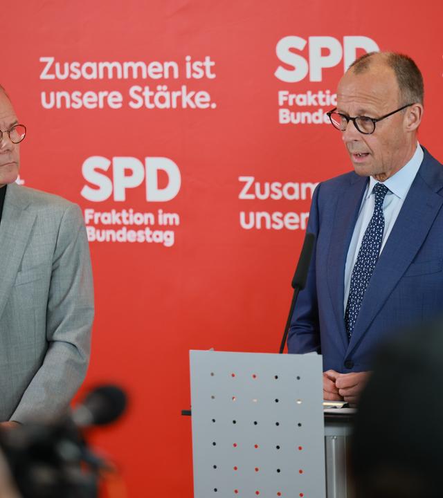 Bundeskanzler Friedrich Merz und der Vorsitzende der SPD-Bundestagsfraktion, Matthias Miersch bei einer Pressekonferenz.