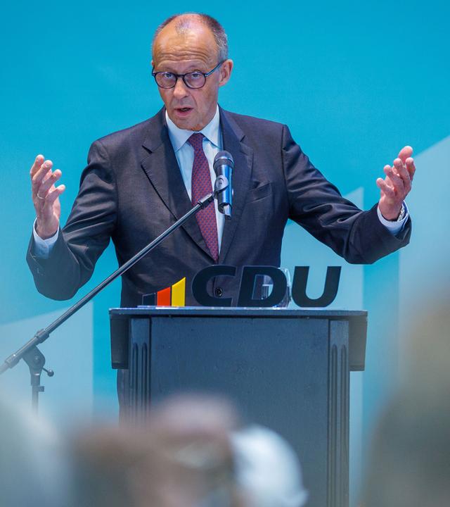Bundeskanzler Friedrich Merz spricht beim Landesparteitag der CDU Mecklenburg-Vorpommern in Linstow.