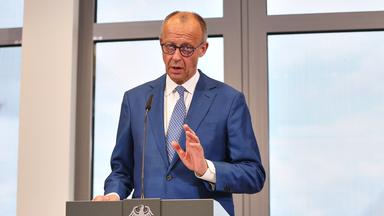 Archiv: tatement vor dem Abflug zum G7-Gipfel nach Evian-les-Bains: Bundeskanzler Friedrich Merz (CDU)