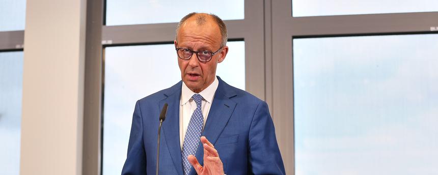 Archiv: tatement vor dem Abflug zum G7-Gipfel nach Evian-les-Bains: Bundeskanzler Friedrich Merz (CDU)