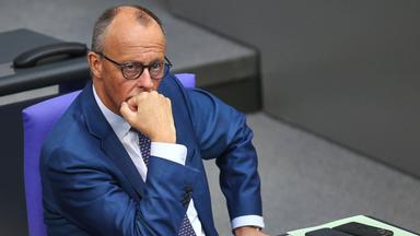 Bundeskanzler Friedrich Merz (CDU) sitzt am 09.07.2026 im Bundestag in Berlin und stützt sein Kinn mit einer Hand.
