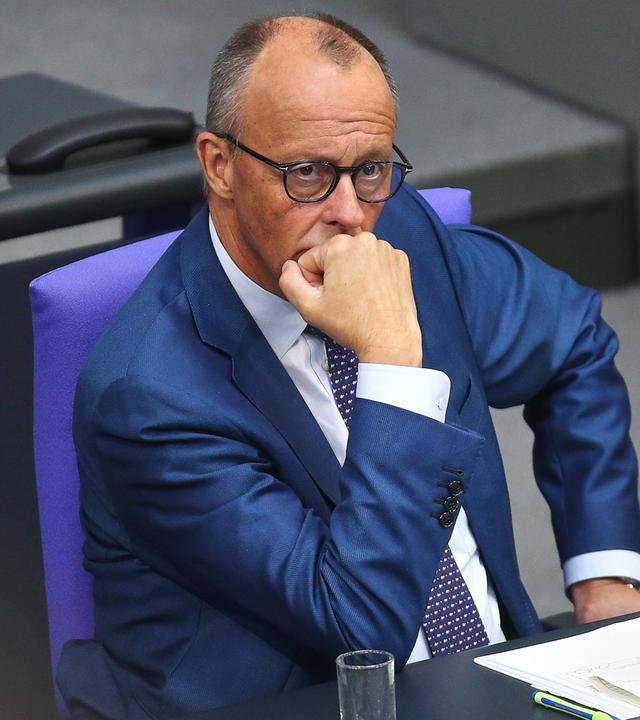 Bundeskanzler Friedrich Merz (CDU) sitzt am 09.07.2026 im Bundestag in Berlin und stützt sein Kinn mit einer Hand.