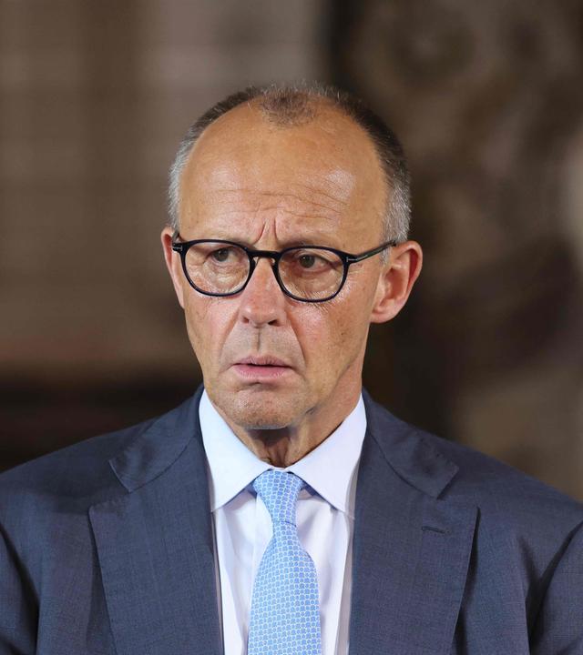 Bundeskanzler Friedrich Merz spricht mit Reportern.