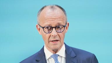 Bundeskanzler Friedrich Merz (CDU) spricht bei einer Pressekonferenz.