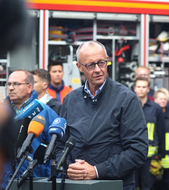 Bundeskanzler Friedrich Merz (CDU) spricht bei einem Pressestatement im Hürtgenwald-Gey, Nordrhein-Westfalen, am 22.08.2026.