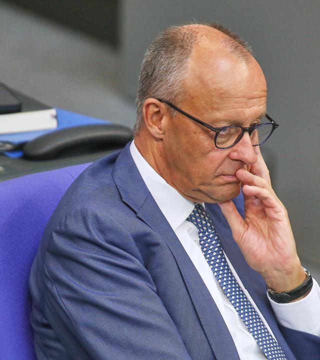 Bundeskanzler Friedrich Merz (CDU) sitzt im Deutschen Bundestag bei der 92. Bundestagssitzung - Haushaltswoche