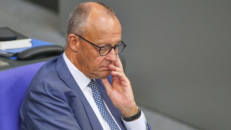 Bundeskanzler Friedrich Merz (CDU) sitzt im Deutschen Bundestag bei der 92. Bundestagssitzung - Haushaltswoche